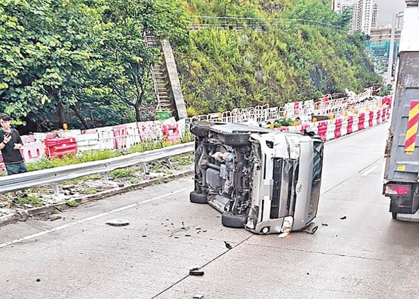 龍翔道：客貨車翻側橫亘路中。