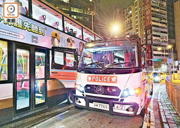 警察戰術巴士車身及車窗損毀。（沈厚錚攝）