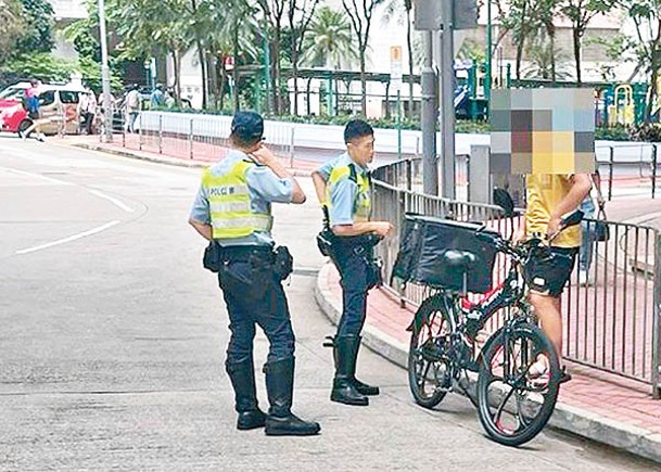 港島：警員截查踏乘電動單車男子。