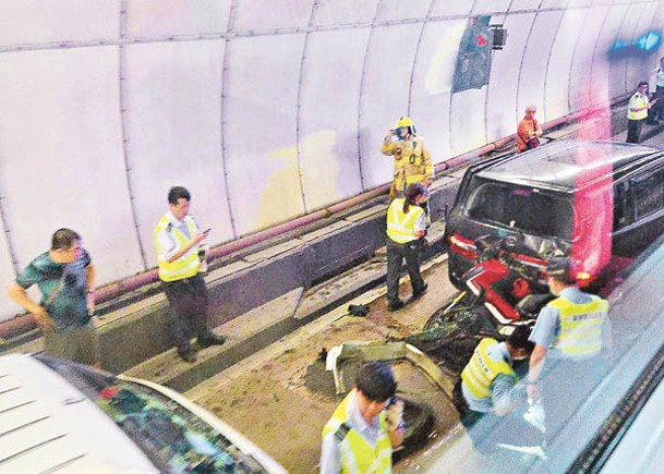 獅子山隧道：涉事車輛停在隧道。