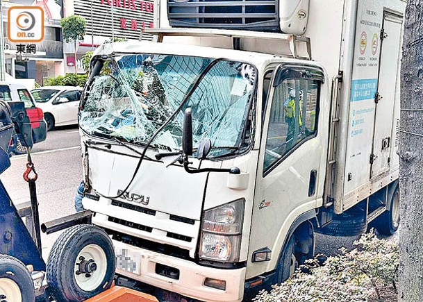 貨車車頭擋風玻璃碎裂。（陳俊華攝）