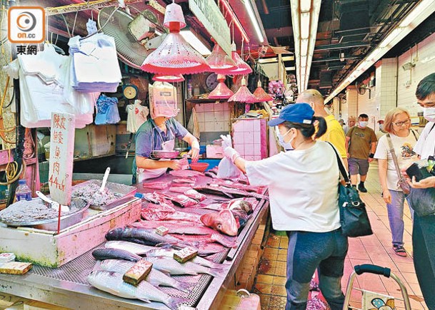 淡水魚比海魚有更多細菌，市民買餸時勿徒手揀魚。