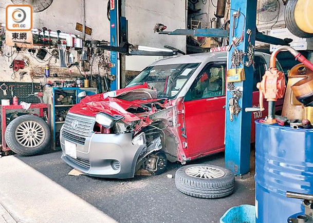 的士車頭損毀。（張開裕攝）