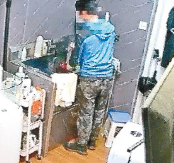 「天眼」拍下男店員疑用花灑頭扑打狗狗。