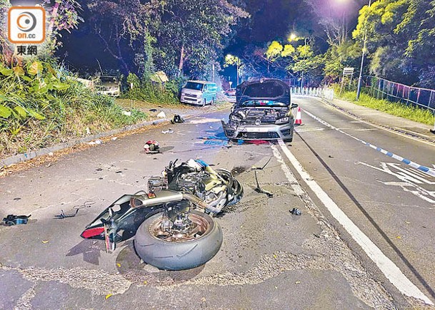 死者的電單車翻側路中。（沈厚錚攝）