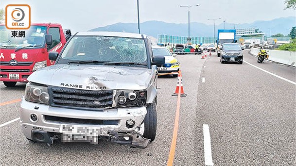 肇事私家車車頭毀爛，車廂安全氣袋彈出。（余宏基攝）