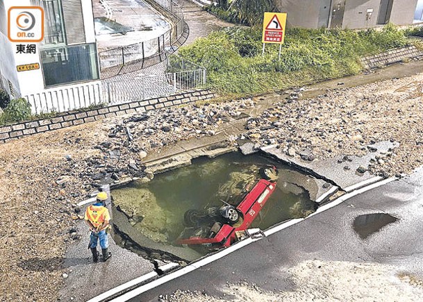 的士沉入深坑後反肚。（沈厚錚攝）