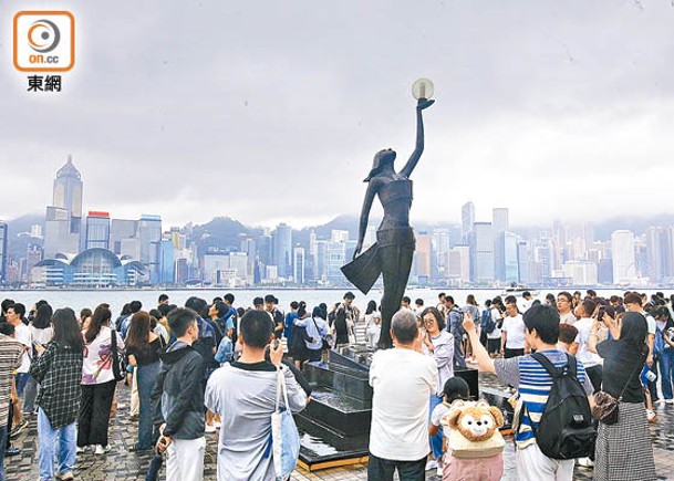 旅遊業議會預期今年十一長假期會有大約115萬至120萬名旅客訪港，較去年增兩成。