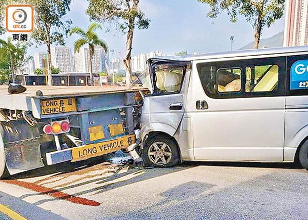 屯門：客貨車車頭嚴重損毀。