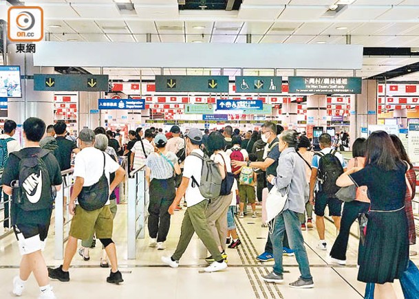 大批內地旅客在十一假期中來港旅遊。（黃仲民攝）