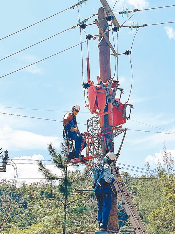 進行帶電工作時，工程人員須穿阻燃衣，佩戴安全帽、絕緣臂袖、手套及安全帶，電線杆亦要鋪上絕緣屏障，確保安全。