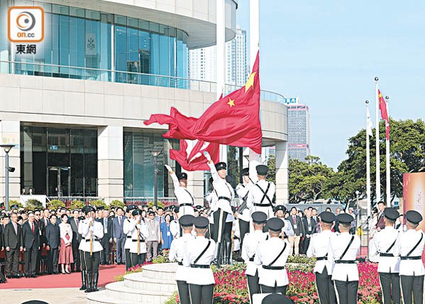 五星旗及區旗徐徐升起。（李志湧攝）