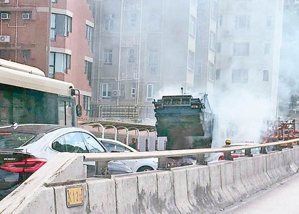 行駛中起火  垃圾車冒濃煙