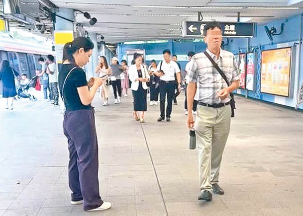 有網民早前在港鐵九龍塘站目擊至少4名內地男子在月台吸煙。