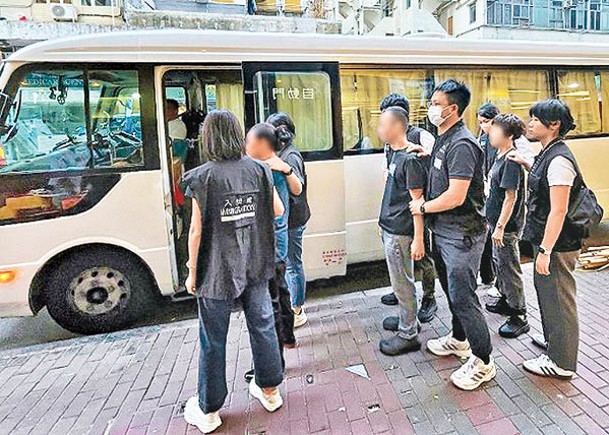 入境處反黑工拘捕了26人，其中3男持「行街紙」。