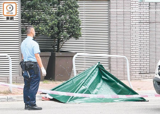 牛池灣：事主遺體被帳篷遮蓋。（陳俊華攝）