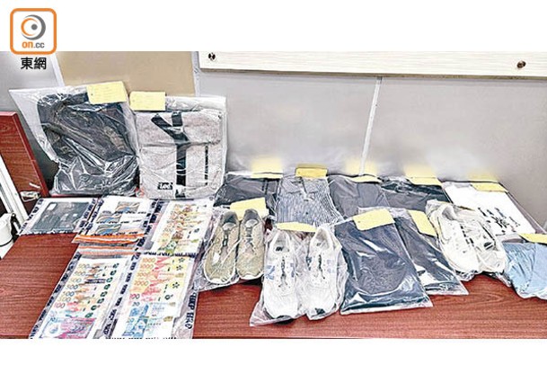 執法部門展示證物。  （文健雄攝）