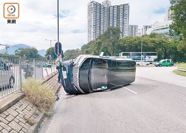 7人車翻側橫亘路中。  （陳錦昌攝）