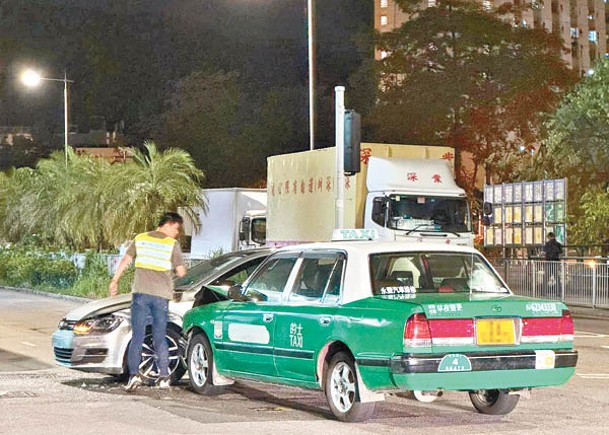 的士攔腰撞車  兩司機不適