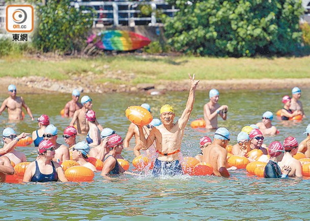 近600名泳手在船灣沙欄海灘落水游到大美督水上活動中心。<br>（袁志豪攝）