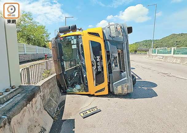 沙頭角：垃圾車失事翻側，車牌甩脫。（吳鎮興攝）