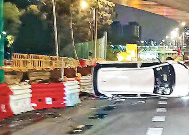 肇事私家車橫亘路中。