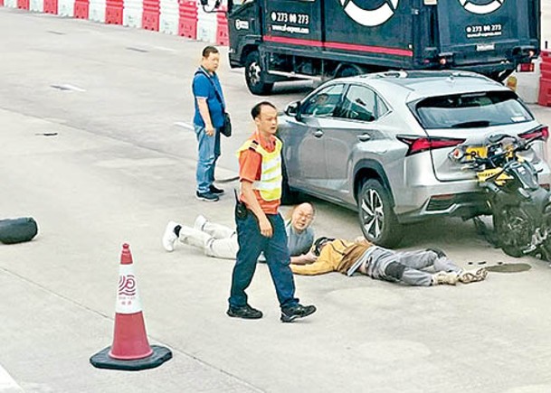 電單車撞向私家車車尾，司機倒地昏迷。