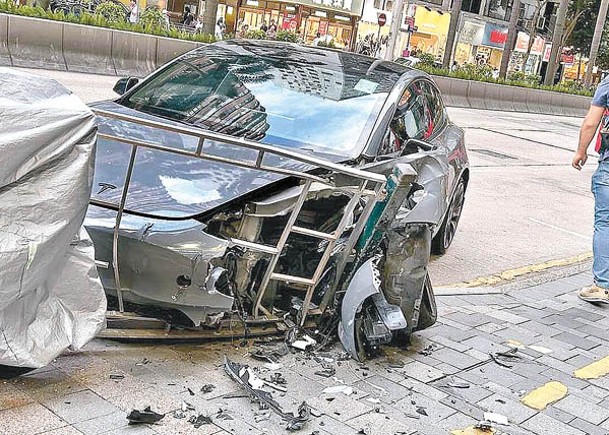 涉事Tesla車頭嚴重毀爛。