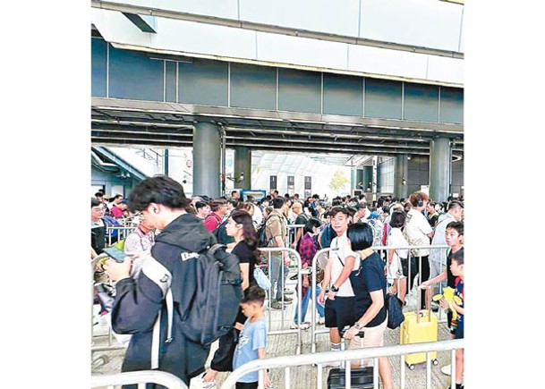 車龍中虛耗假期  市民谷氣