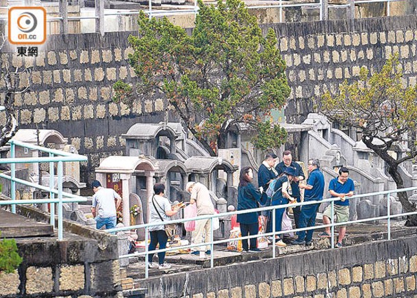 重陽節一眾孝子賢孫上山拜祭先人。（袁志豪攝）