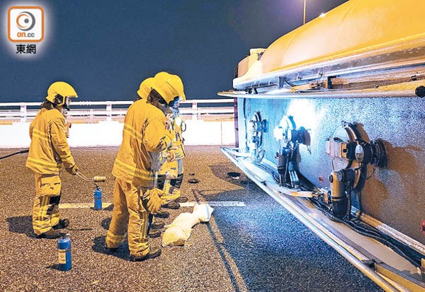 青沙公路：消防檢查運油車有否漏油。