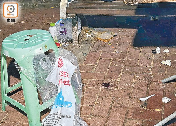 地上遺下水樽及膠匙等。（文健雄攝）