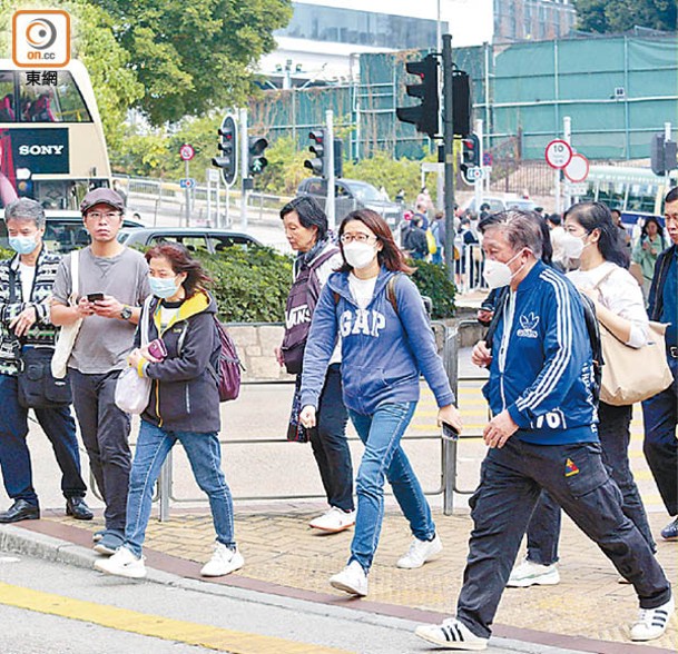 環保政策多阻滯，市民在街道長吸廢氣。