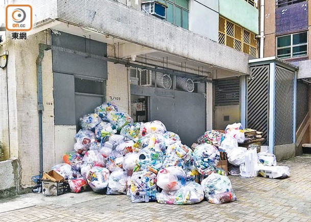 回收量近月飆升，綠在區區回收物堆積如山。（陳澋俊攝）