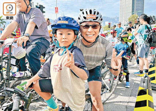 周先生為陪小朋友參加「家庭單車樂」，甘願放棄50公里項目。（馬煒傑攝）