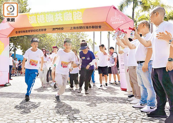 滬港澳共融跑昨日舉行，逾100位來自滬港澳學校及特殊學校的學生參與。（陳德賢攝）