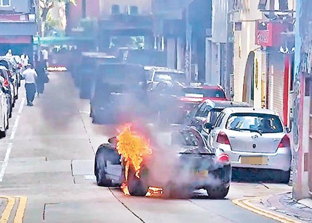 跑車左後轆起火焚燒。