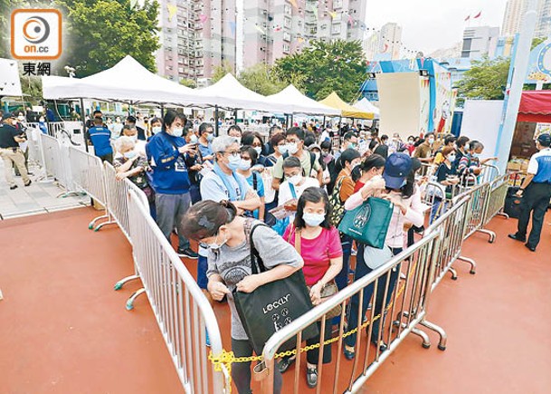 每年美食嘉年華都吸引大批市民入場掃貨。