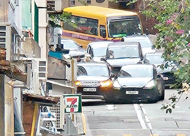 Tesla切線撼四驅車  1司機送院