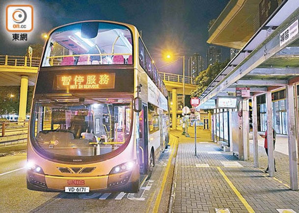 襲候車客致跌出馬路  惡漢落網