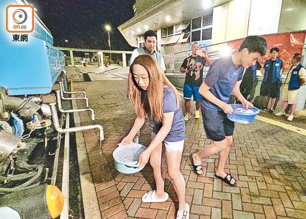 停水期間，居民在水車輪候取水。（沈厚錚攝）