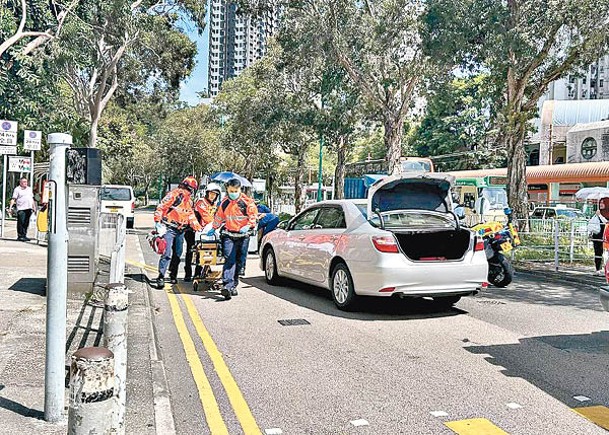 屯門：涉事私家車當日停在現場，傷者送院搶救。