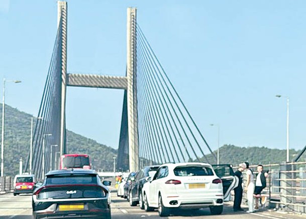 汲水門大橋發生5車連環相撞。