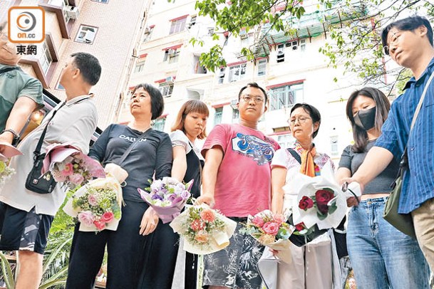 花墟重建關注組垂下花束，表達對市建局重建計劃的不滿。