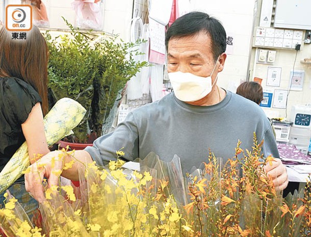 花店店主輝哥擔心日後重建或令生意額大受打擊。