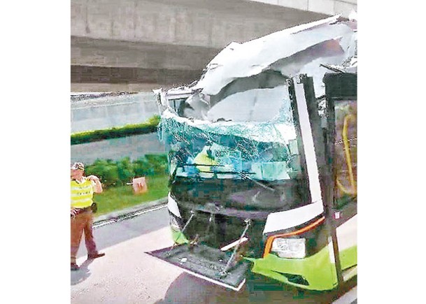 涉事旅遊巴車頭盡毀及車頂劏開。