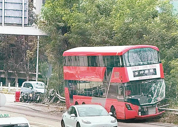 屯門：九巴車頭毀爛，擋風玻璃碎裂。