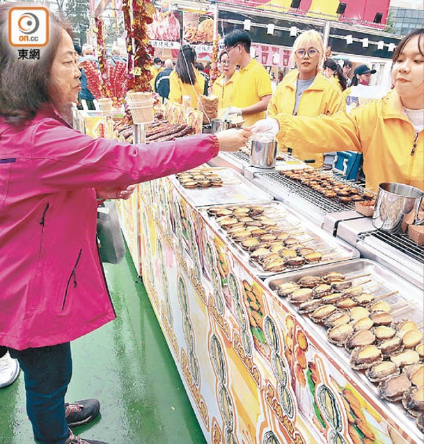 不少行年宵市場的市民會在快餐檔位歎美食。