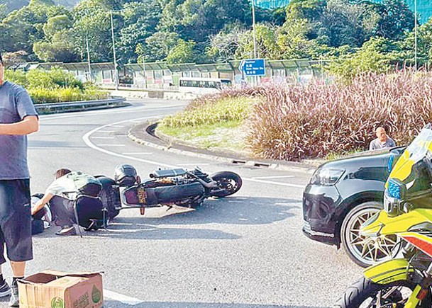 與私家車相撞  鐵騎人仰車翻