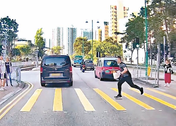 男途人衝過馬路險遭車輛撞及。